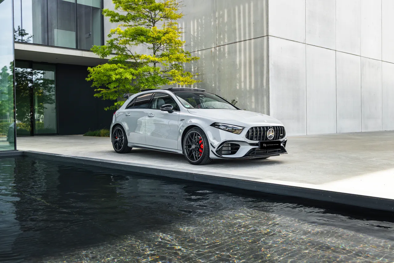 Mercedes-AMG A45 S au bord d'un bassin