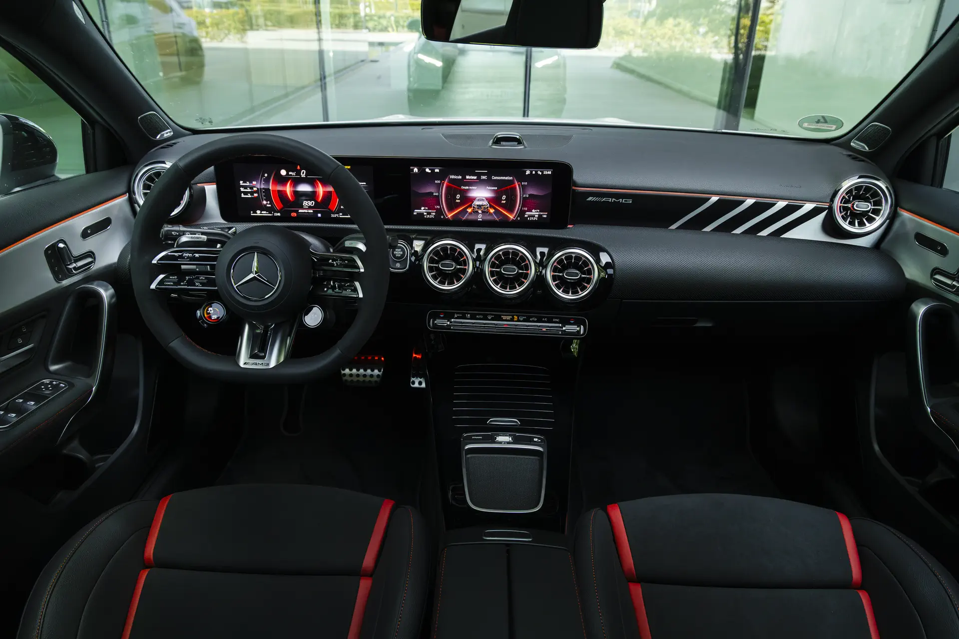Habitacle de la Mercedes-AMG A45 S : planche de bord, volant AMG et double écran