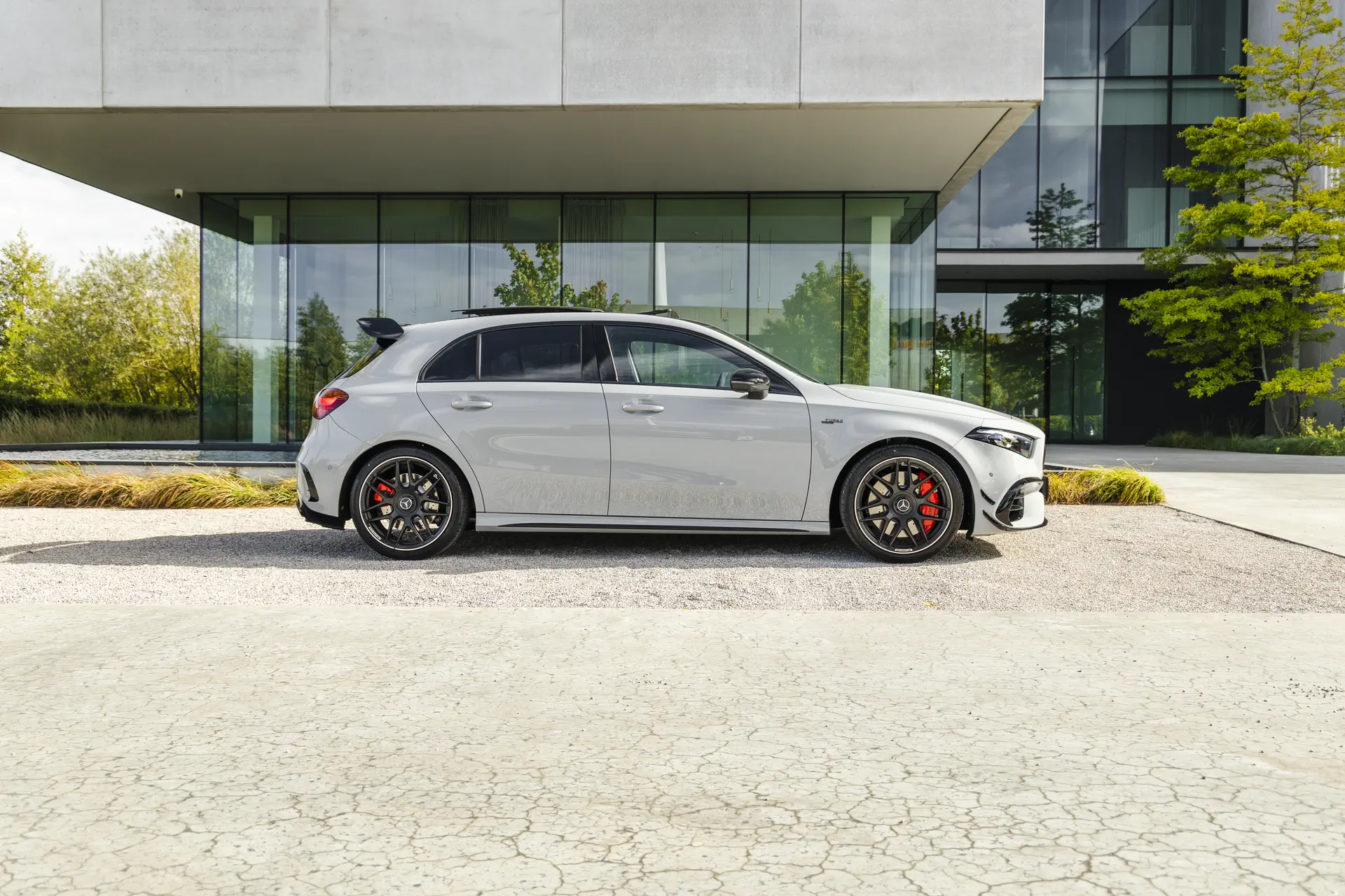 Mercedes-AMG A45 S de l'agence, vue de profil