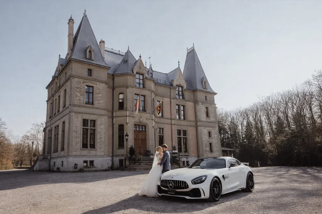 Mariés devant un château, à côté d'une Mercedes blanche